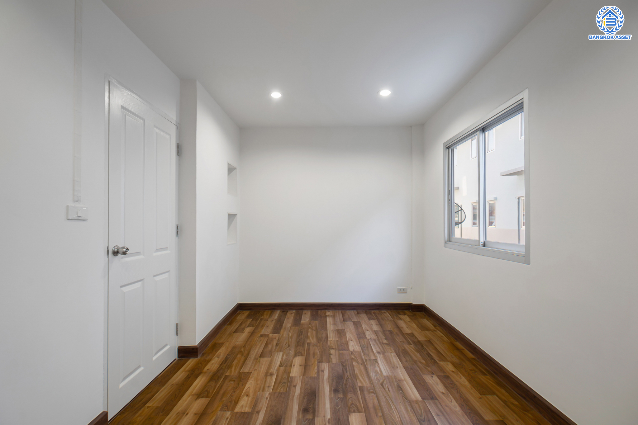 บ้านมือสองตกแต่งใหม่ ม.บ้านริมสวน ดอนเมือง เนื้อที่ 17.6 ตร.ว. ฟังก์ชันจัดเต็ม 3 ห้องนอน 3 ห้องน้ำ จอดรถได้ 2 คัน มีความเป็นส่วนตัว เดินทางเข้าสู่ใจกลางเมืองได้อย่างสะดวกสบาย ใกล้สนามบินดอนเมือง และทางด่วนศรีสมาน